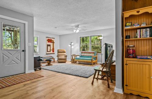 Farmington House | Beaverdam Bliss Cabin on 14 acres