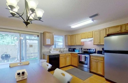 Westside Cottage | ~Beds Galore & More Sleeps 8 Two Car Garage