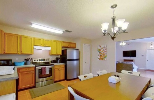 Westside Cottage | ~Beds Galore & More Sleeps 8 Two Car Garage
