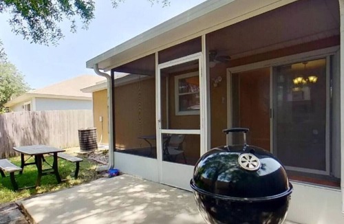 Westside Cottage | ~Beds Galore & More Sleeps 8 Two Car Garage