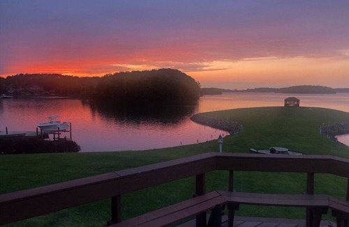 Mayhew House | Bella Vista-Beautiful panoramic lake view