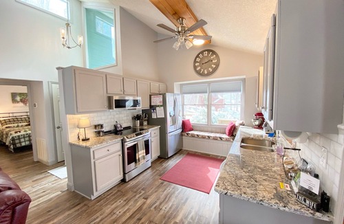 Maggie Valley Cabin | Bella Vita ~ One-Level Cabin w/View ~ King Beds~ Clean w/10 Stars ~Pets Welcome