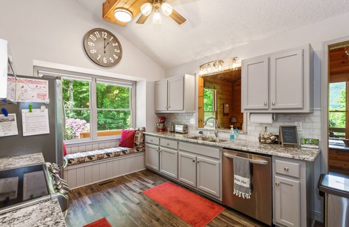 Maggie Valley Cabin | Bella Vita ~ One-Level Cabin w/View ~ King Beds~ Clean w/10 Stars ~Pets Welcome