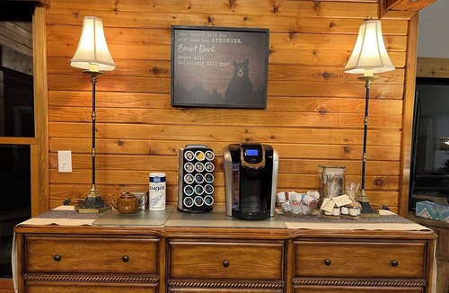 Maggie Valley Cabin | Bella Vita ~ One-Level Cabin w/View ~ King Beds~ Clean w/10 Stars ~Pets Welcome