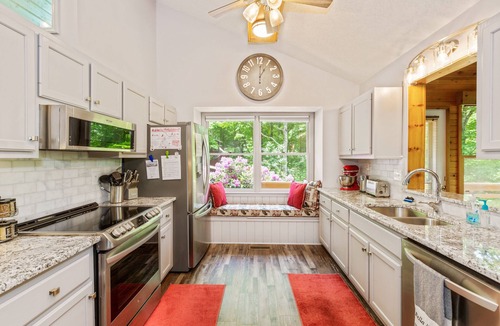 Maggie Valley Cabin | Bella Vita ~ One-Level Cabin w/View ~ King Beds~ Clean w/10 Stars ~Pets Welcome