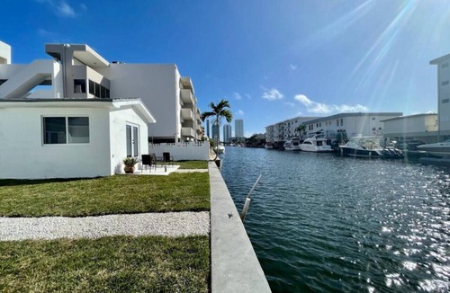 Eastern Shores Condo | Beutiful apart close to beach & shops w/parking