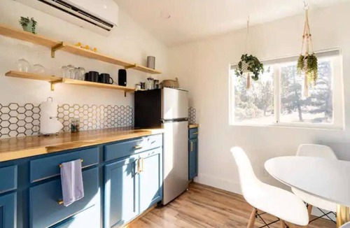 Bend House | Big tiny. A spacious tiny house, with extra loft, full kitchen, yard to enjoy.
