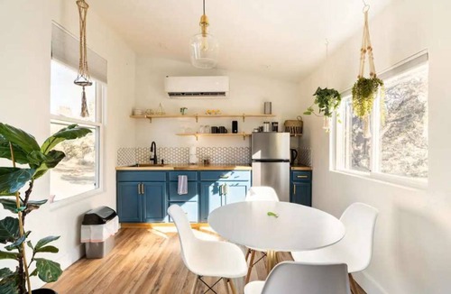 Bend House | Big tiny. A spacious tiny house, with extra loft, full kitchen, yard to enjoy.