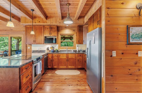 Waynesville Cabin | Black Bear Ridge - Beautiful Log Cabin with Stunning Views - Sleeps 9