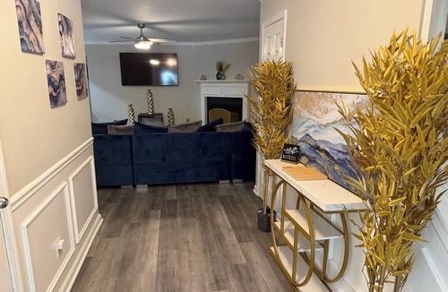 Riverdale House | Bleu et Doré