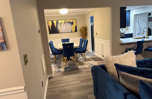 Riverdale House | Bleu et Doré