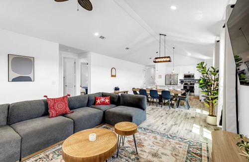 Gulfport House | Blue Horizon Beach House 5 Bedrooms 4 Baths 9 Beds Walk to Beach Prime Location