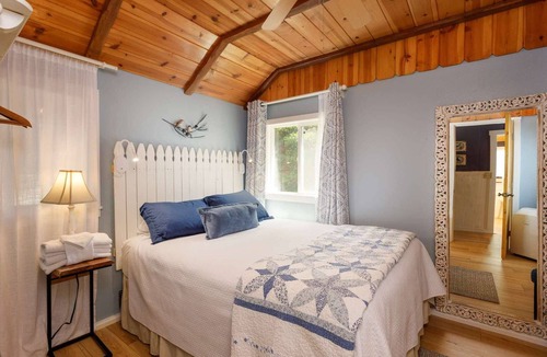 Twin Peaks Hotel | Blue Jay - One-Bedroom | One Bed + Day Bed | ¾ Bathroom | Sleeps Four