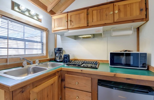 Waynesville Apartment | Blue Ridge Getaway! Studio w/Resort Amenities