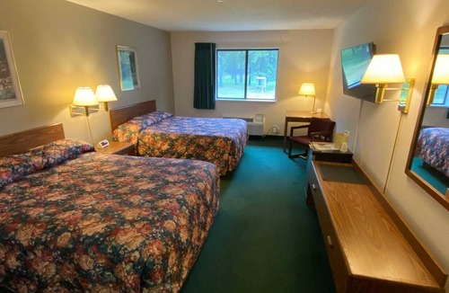 Boulder Junction Hotel | Boulder Bear Motor Lodge - Two Queen Beds 104 Back
