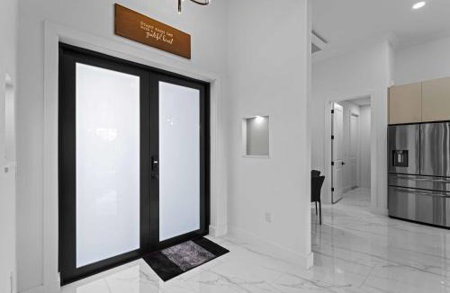 Mariner Apartment | Brand-New - Contemporary Gem-Pool Game Room BBQ