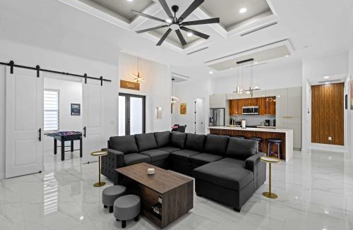 Mariner Apartment | Brand-New - Contemporary Gem-Pool Game Room BBQ