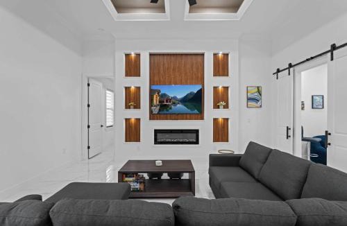 Mariner Apartment | Brand-New - Contemporary Gem-Pool Game Room BBQ