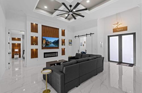 Mariner Apartment | Brand-New - Contemporary Gem-Pool Game Room BBQ