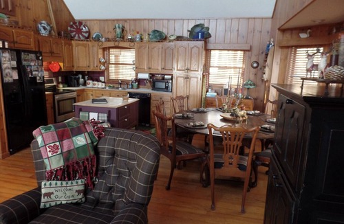 Roan Mountain Cabin | Breath Taking View of the Highlands of the Roan with Hot Tub and Pool Table