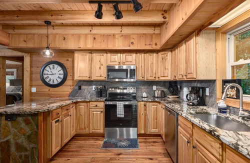 Maggie Valley Cabin | Breathtaking Views! Fast WiFi, Pool Table, Hot Tub, lvl 2 EV Charger, Fire Pit!