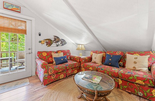 Waveland House | Breezy Porches Guesthouse ll - Upstairs Unit