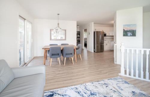 Steinbach House | Bright & Convenient b/w 2 Parks
