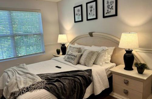 Winder Villa | Bright Spacious Renovated Home Master on Main