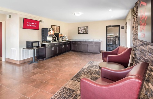 Dandridge Hotel | Bring the Family! Room Close to Parrot Mountain & Gardens Fun