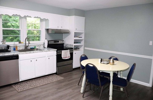 Macon House | Bring your big family of 10 here! North Macon quite location
