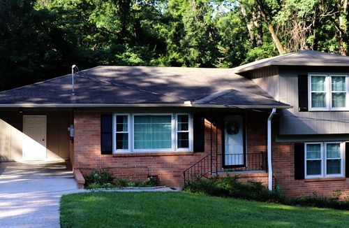 Macon House | Bring your big family of 10 here! North Macon quite location