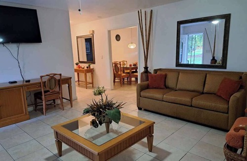 Dock Junction House | BRUNSWICK TRAVERTINE HOUSE 2 BED 2 BATH
