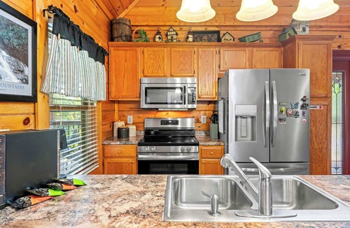 Sevierville House | Cabin Retreat - Private Hot Tub & Pool Table