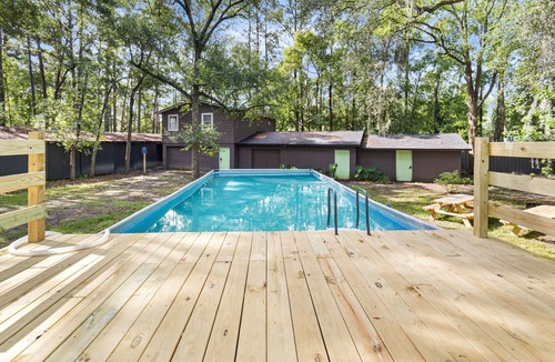 Northside Apartment | Cabin style 1-bedroom apartment with WiFi, AC, & Pool in fantastic Jacksonville