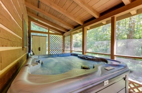 Hartford House | Cabin w/Hot Tub + Fishing Pond in Del Rio!