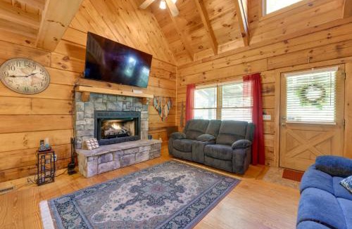 Hartford House | Cabin w/Hot Tub + Fishing Pond in Del Rio!