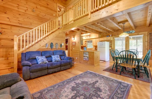 Hartford House | Cabin w/Hot Tub + Fishing Pond in Del Rio!