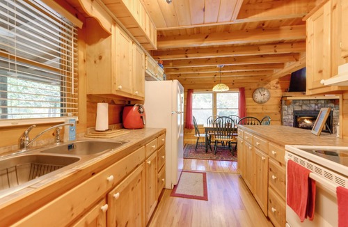 Hartford Cabin | Cabin w/Hot Tub + Fishing Pond in Del Rio!