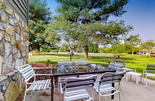 Baneberry Apartment | Calm, dog-friendly studio with patio, gym, game room & picnic area - near lake