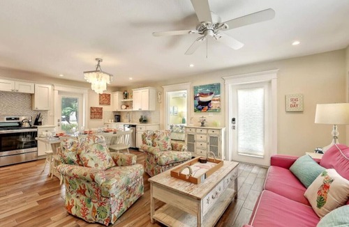 Siesta Key Village Villa | Canal Lower-Gorgeous 3 bed 3 bath near SK Village