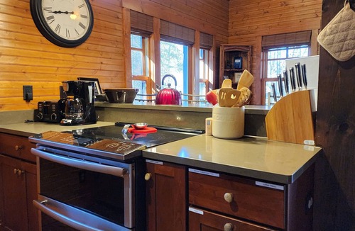 Cheshire Cabin | Cardinal’s Cove | 2-Story Cabin w/Fireplace + Jetted Tub + Biltmore Pass