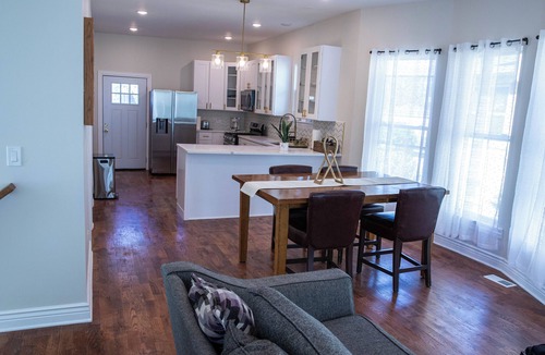 Brookfield House | Casa Brookfield - Hot Tub, BBQ, Sleeps 14 Near Chicago