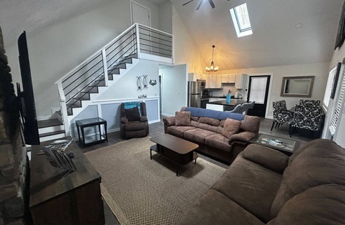 Maggie Valley Cottage | Cascade Cabin- 3BD/2BAhome, sperate game room with sleeping area, hot tub