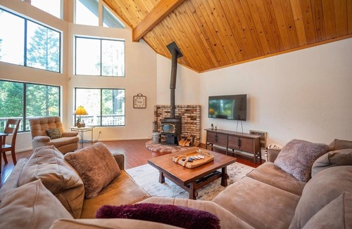 Arnold Ski Chalet | Castlewood Chalet–Family Retreat in Arnold w/Hot Tub, Guest Suite & Loft Views