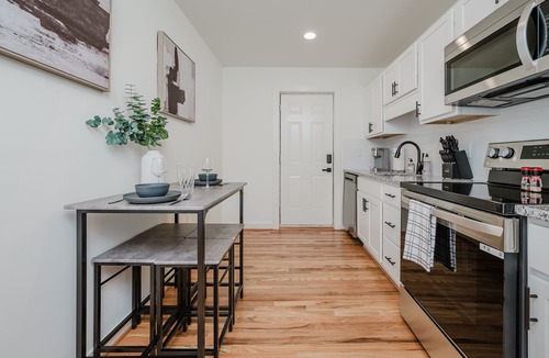 Civil Rights Historic District Condo | Central Duo Suites- Ample Parking/King Beds/Groups