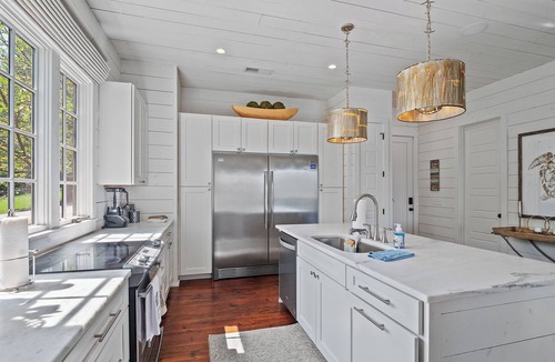 Crane Hill House | Central Perk - pet friendly, luxury cabin feel, coffee!