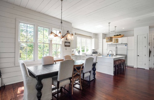 Crane Hill House | Central Perk - pet friendly, luxury cabin feel, coffee!