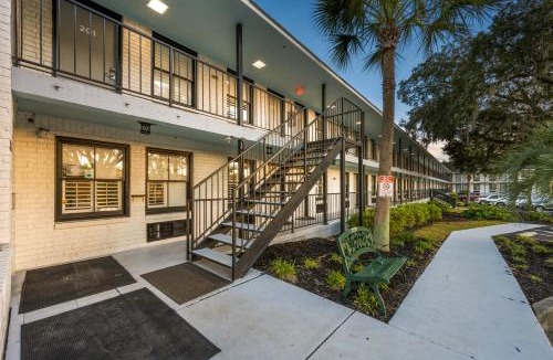 West Ashley Hotel | Charleston Creekside Inn
