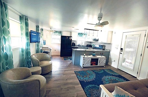 Bay St Louis Cottage | Charming 1-bedroom cottage, AC, pool, fitness room in Bay St. Louis
