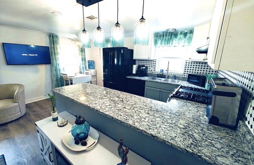 Bay St Louis Cottage | Charming 1-bedroom cottage, AC, pool, fitness room in Bay St. Louis